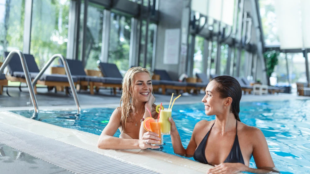 Planowanie basenu hotelowego: Kluczowe aspekty dla zadowolenia gości i bezpieczeństwa