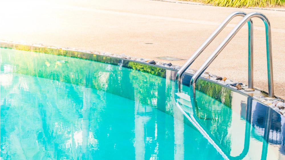 Utrzymanie krystalicznie czystej wody w basenie: Przewodnik po chemii basenowej i sprzęcie