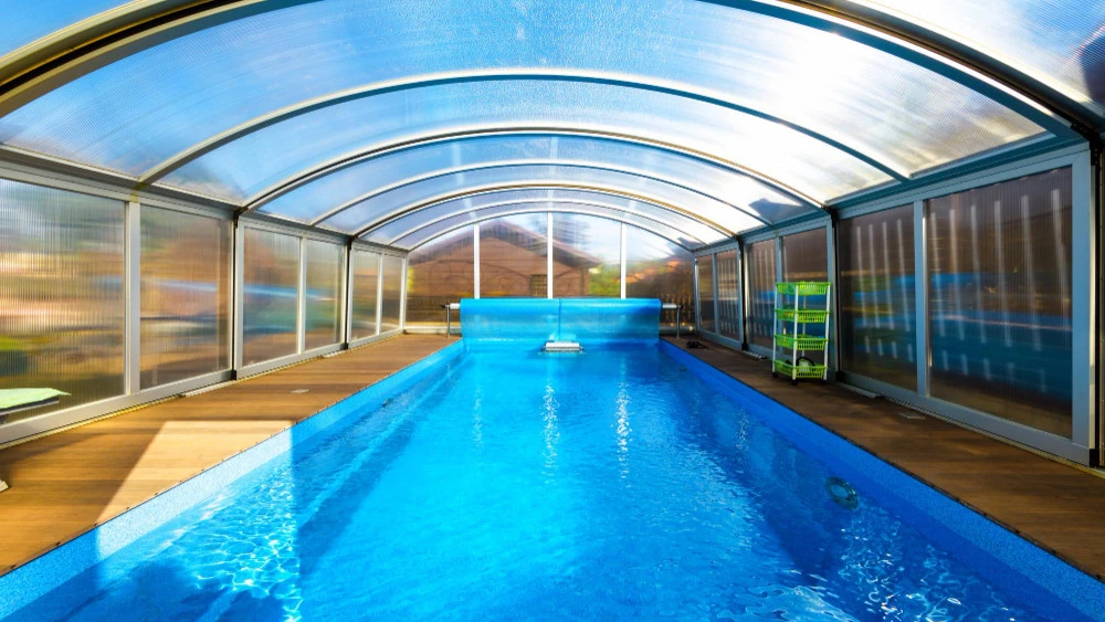 Zadaszenia poliwęglanowe: Jak przedłużyć sezon kąpieli w basenie ekskluzywnym?