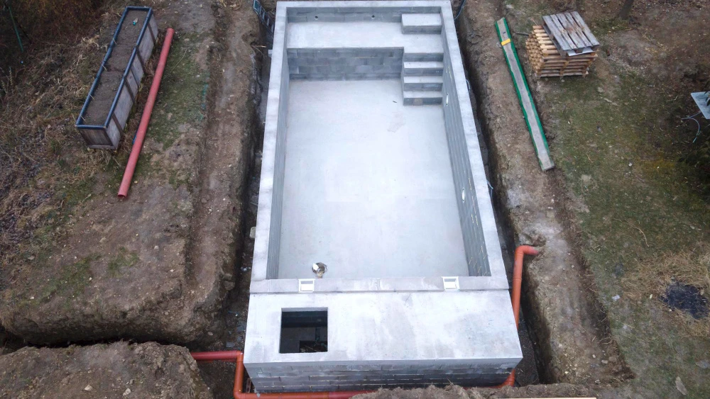 Zalety i wady budowy basenów betonowych i murowanych z bloczków w kontekście trwałości oraz kosztów